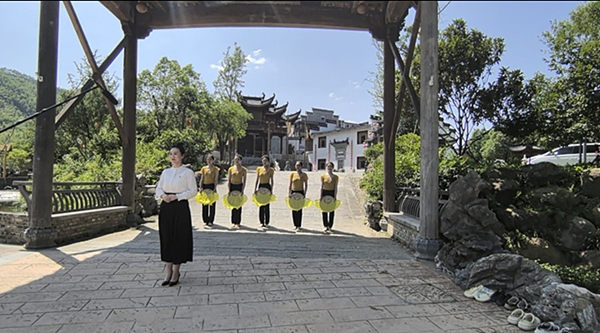 思政教师开展田野教学.jpg