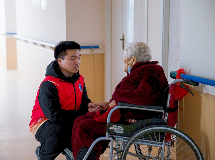 3.学院团委青年志愿者在丰盛爱心老年公寓陪伴老人。.jpg