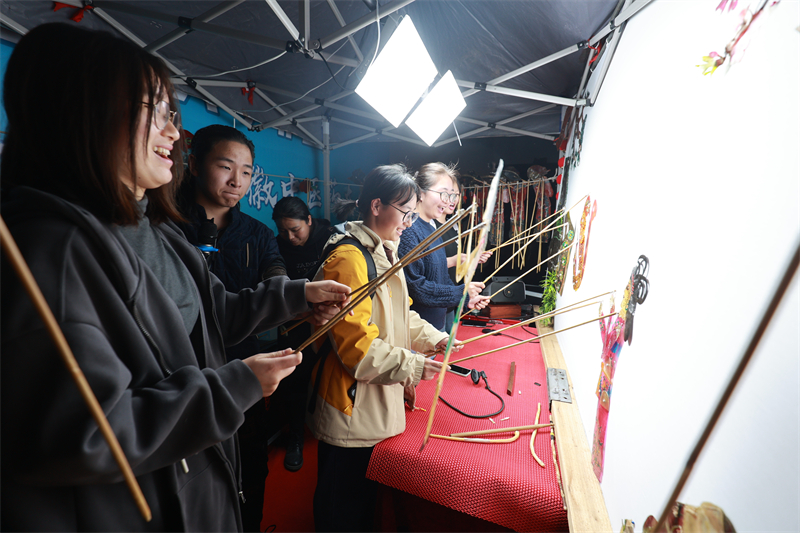 6.同学体验皮影戏.jpg