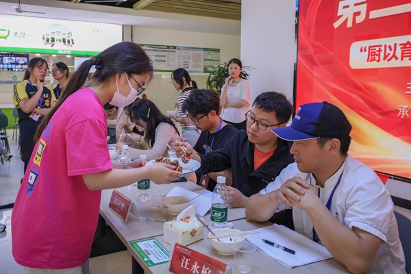 近景 评委品尝.jpg