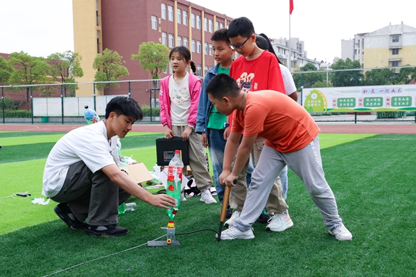 学生们参与水火箭发射.jpg