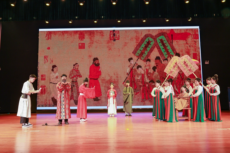 名画演绎《步辇图》.jpg