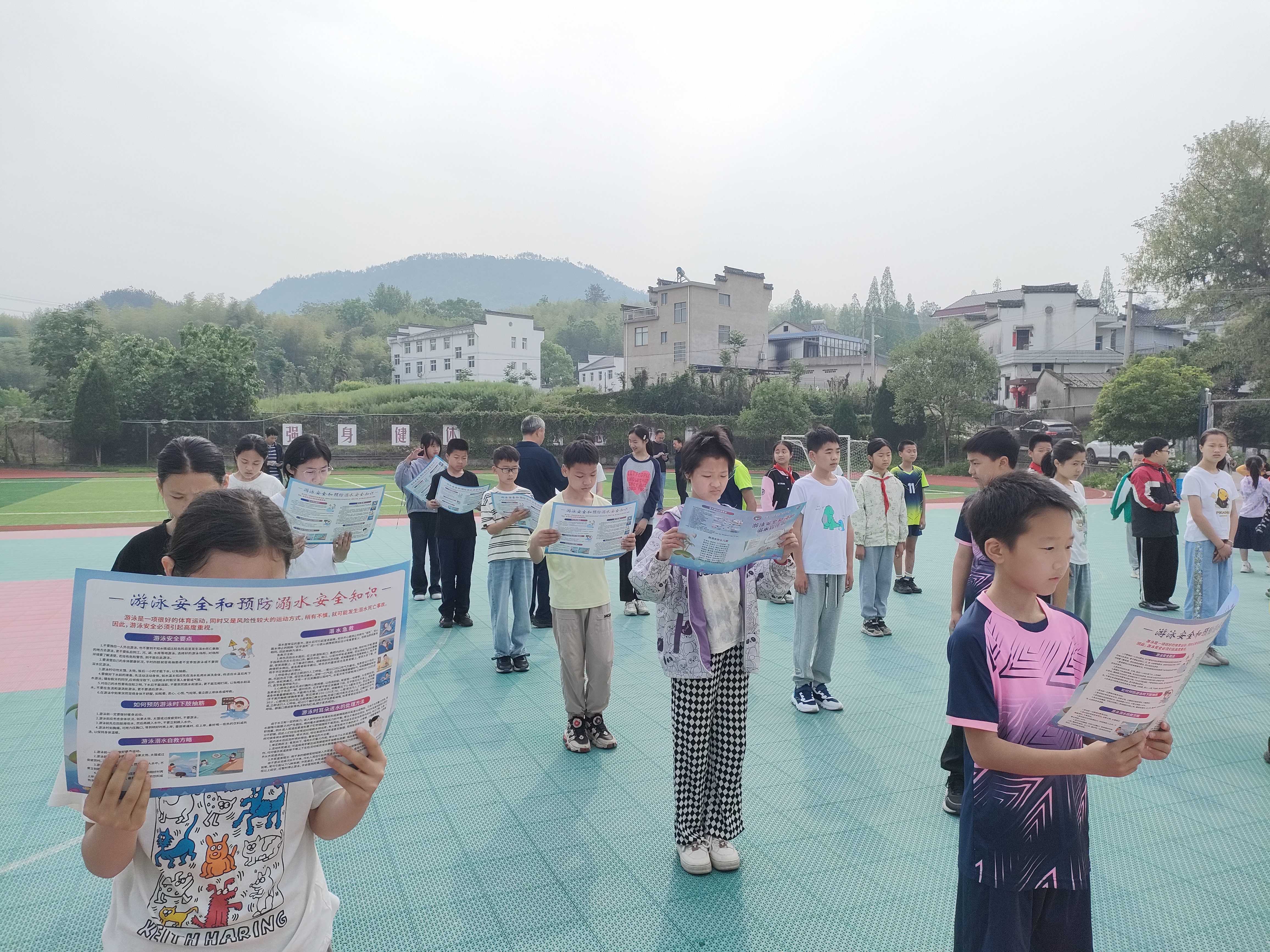 发放宣传册.jpg