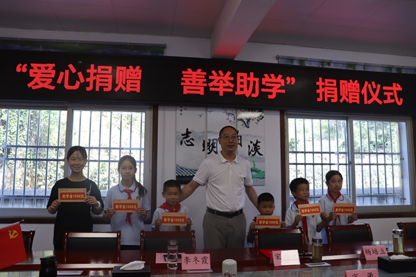 发放助学金.JPG