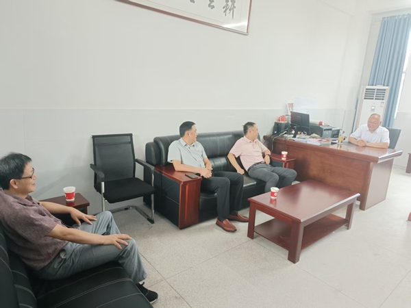 天柱山镇中心学校主要领导慰问照片.jpg