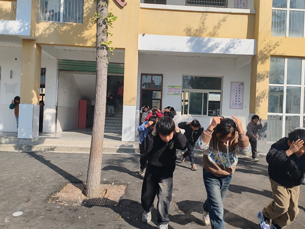 固镇县谷阳中心校宋店小学:防震演练不松懈,筑牢校园安全墙 (1).jpg