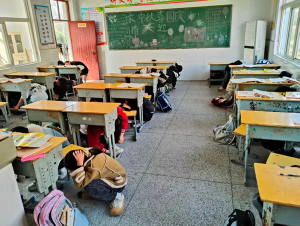 固镇县谷阳中心校宋店小学:防震演练不松懈,筑牢校园安全墙 (3).jpg