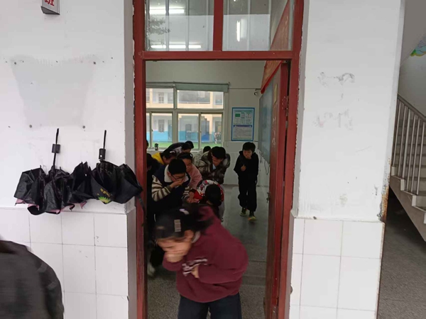 消防演练进校园 安全知识记心间——固镇县谷阳中心校宋店小学筑牢安全屏障 (1).jpg