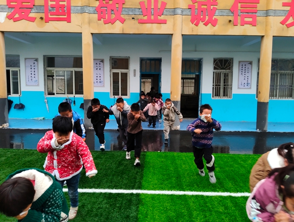 消防演练进校园 安全知识记心间——固镇县谷阳中心校宋店小学筑牢安全屏障 (2).jpg