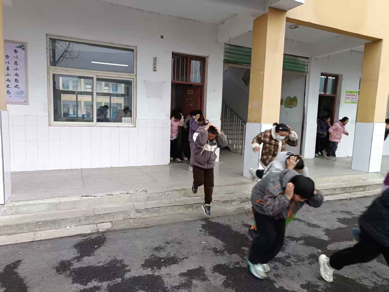 固镇县谷阳中心校宋店小学:防震演练筑防线 安全意识伴成长 (1).jpg