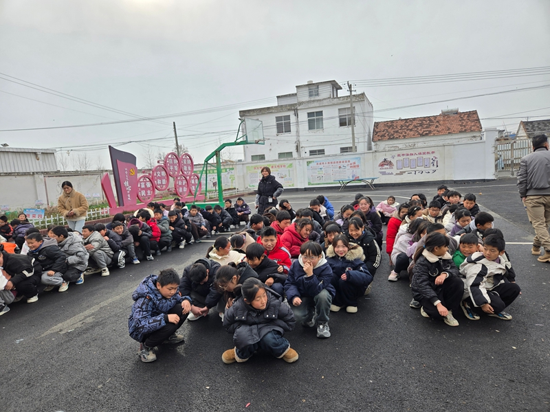 固镇县谷阳中心校宋店小学:防震演练筑防线 安全意识伴成长 (2).jpg