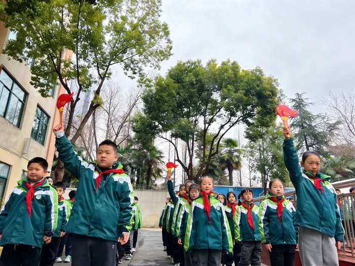 跑操过程中，分别有4名同学争当“保卫小红军”，高举火炬传达红色精神的火种，让长征的信念在校园里一路传递。.jpg