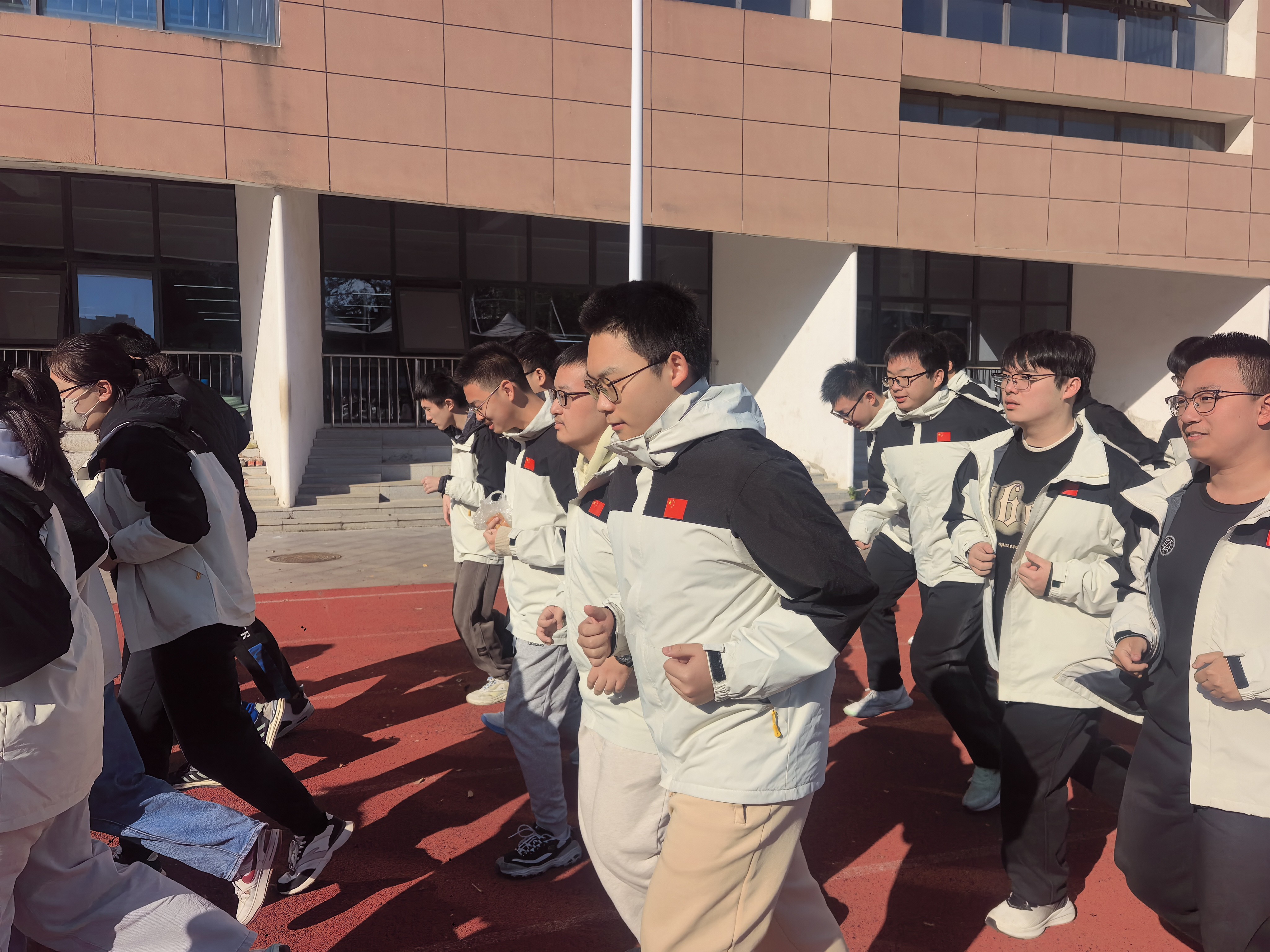 11.24-1-6课间跑操.jpg 11.24-1-6课间跑操.jpg