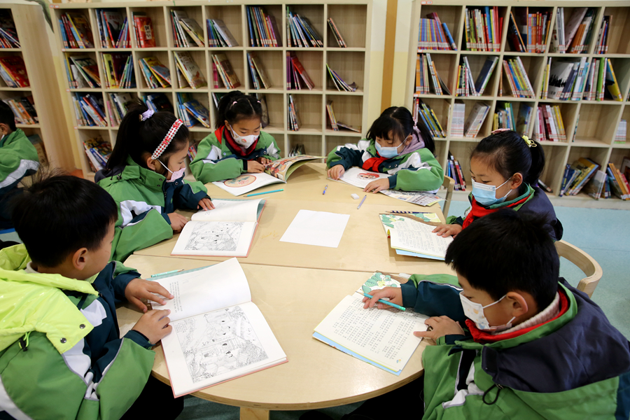 图书馆里，学生们正在老师的带领下阅读绘本。.jpg
