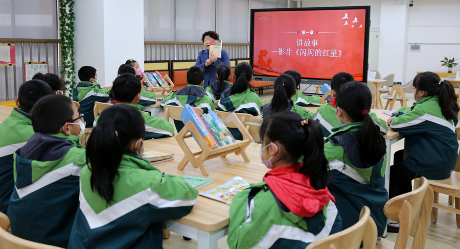 老师正在带领学生上红色阅读课。.jpg