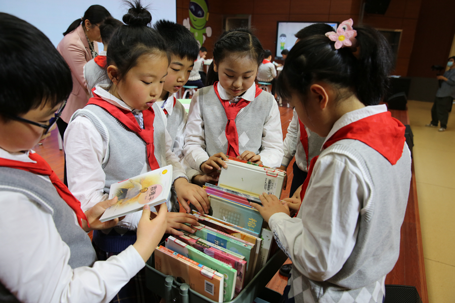 观摩课上，学生们学习如何选择图书。.jpg