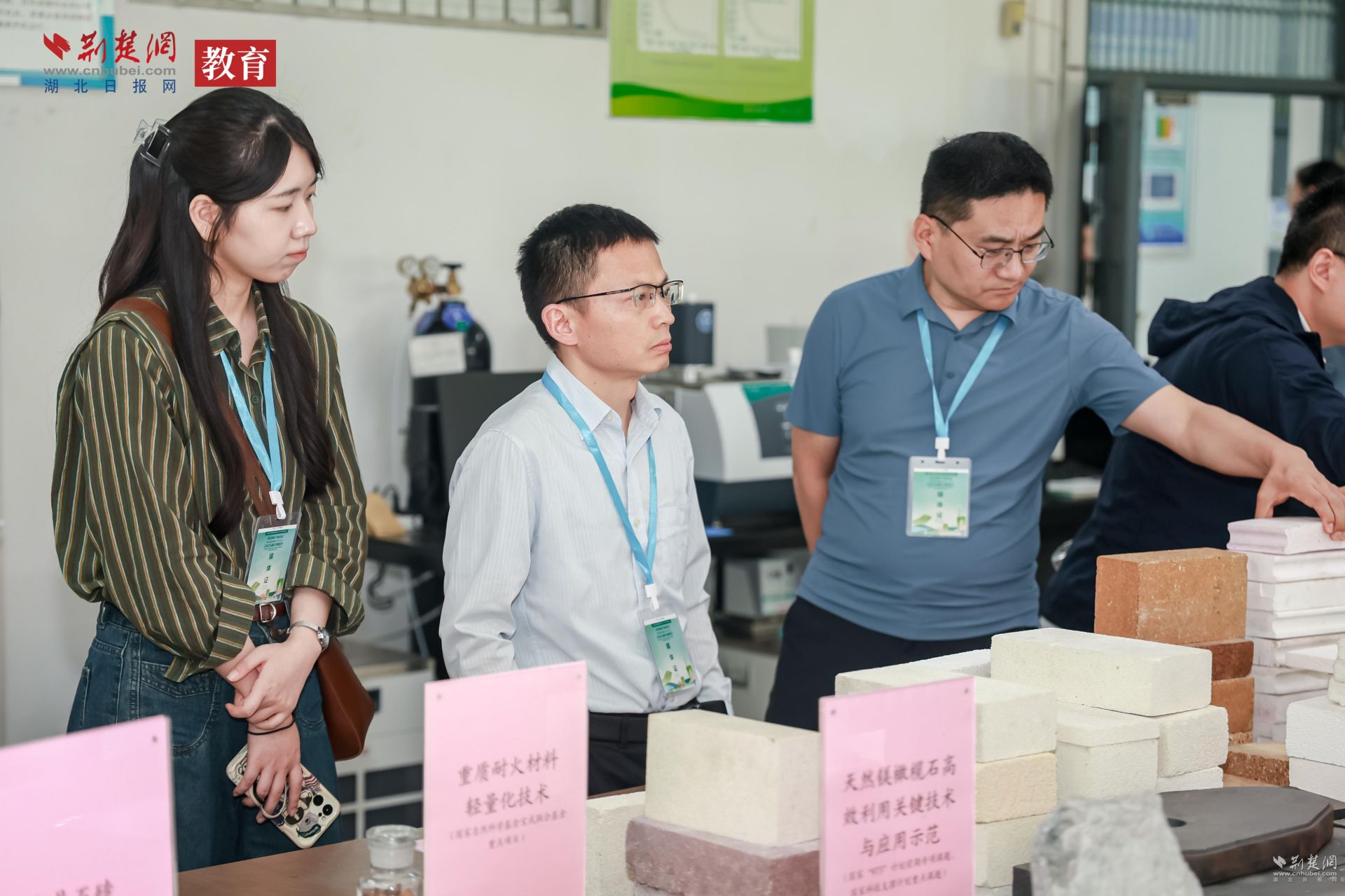 媒体团参观耐火材料标准团队使用的实验材料.jpeg