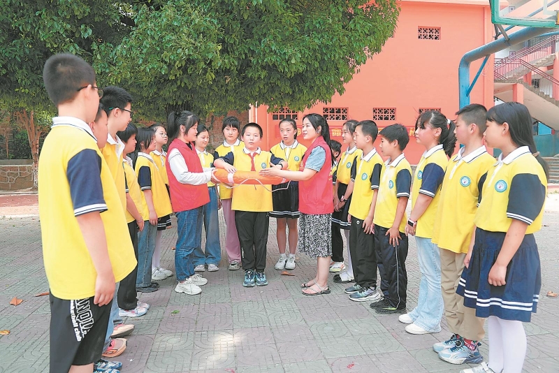 5月14日，枞阳县枞阳小学，志愿者在讲解和演示专业救生圈的使用方法。连日来，枞阳县各中小学校组织开展“防溺水 护安全”活动，提升学生防溺水安全意识。.jpg